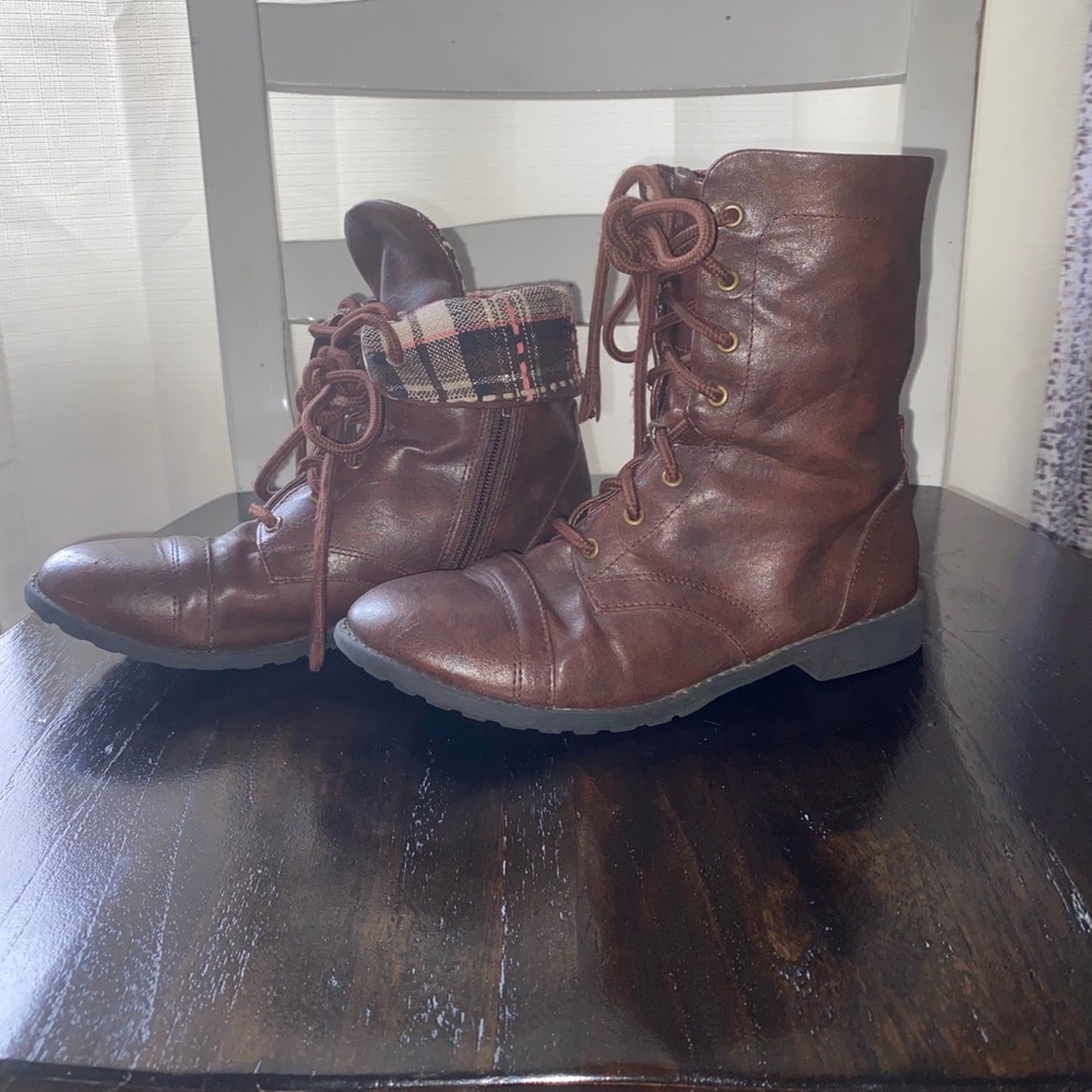 Lace-up American Eagle Boots